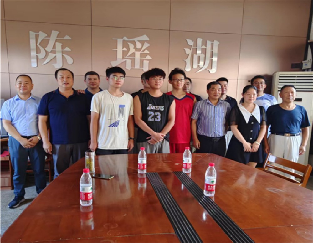 支助郊区陈瑶湖镇大学生爱心活动